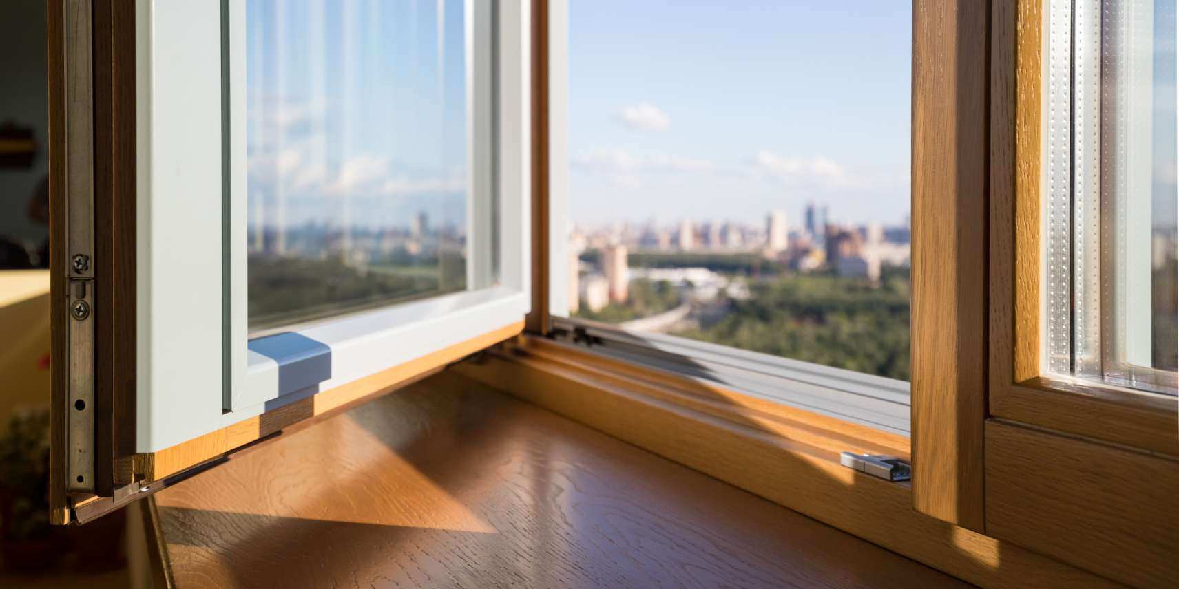 Выгодная инвестиция: ответы на волнующие вопросы о деревянных окнах в квартиру